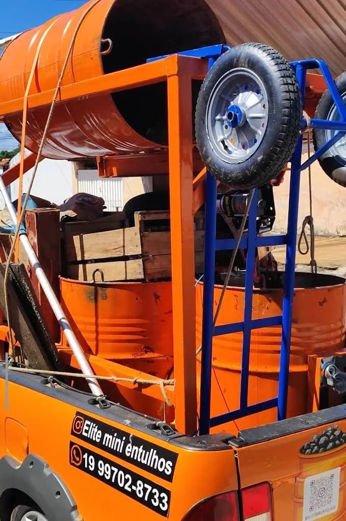 Detalhe dos coletores laranja e do carrinho de transporte da Elite